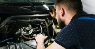 reparadores-que-inspeccionan-motor-vehiculo_23-2147897987